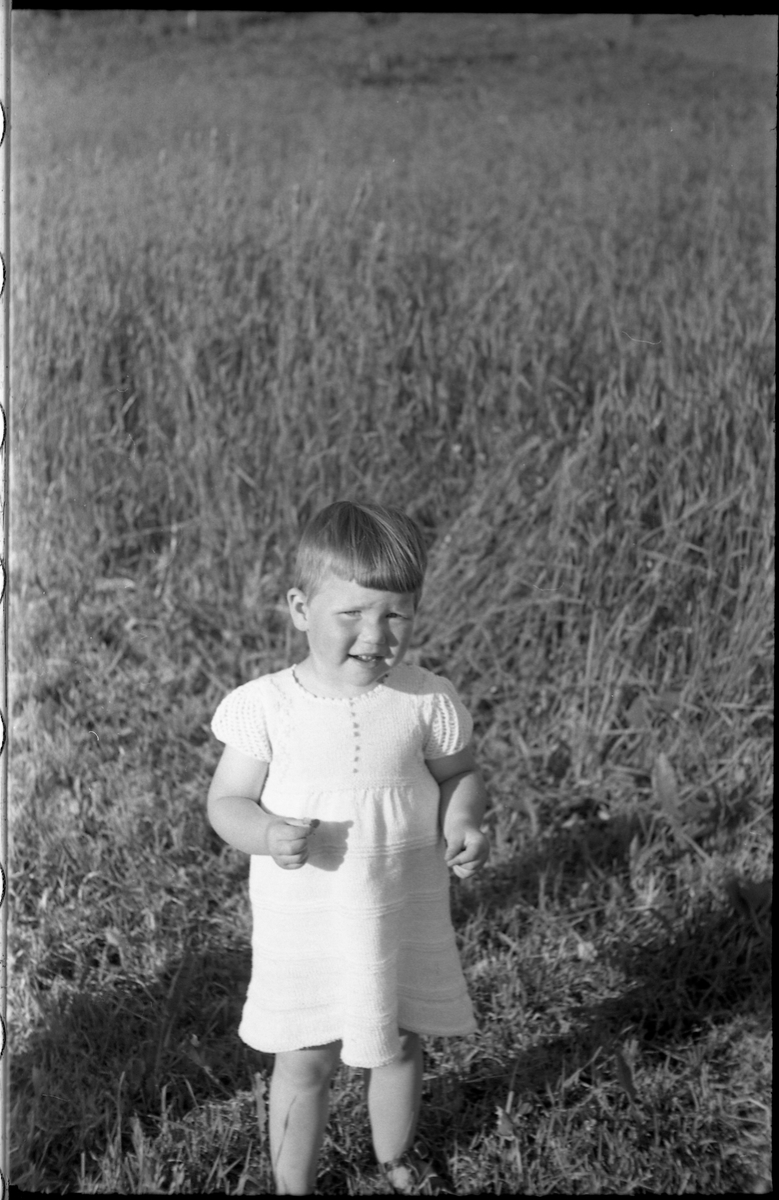 Gunhild Gihle. Portrett vår/sommer 1941. Serie på fem bilder.
