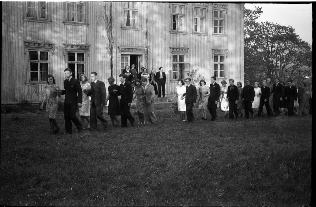 Fest på Kraby Østre mai 1942. Gjester og vertskap foran hovedbygningen på gården. To bilder. På trappa står fra høyre (bilde 1) Per og Othilie Nøkleby, og delvis skjult Kåre Nøkleby. De øvrige personene er ikke identifisert.