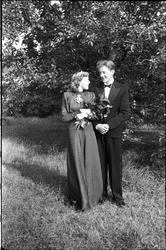 Oddvar Toresen og Reidun Aspeli, portrett, Serie på seks bil