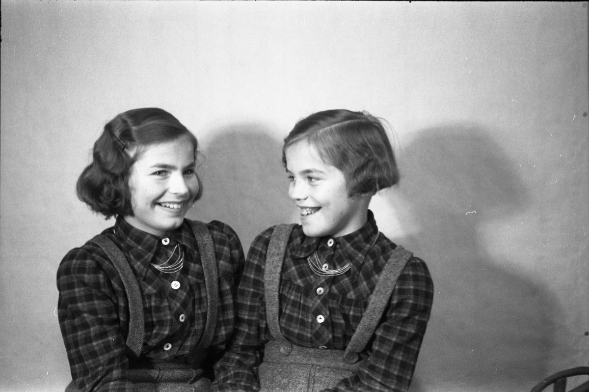 Portrett av to jenter i halvfigur: Anna (til venstre) og Ragnhild Ørbeck Sørheim.