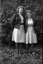 Tre helfigurs portretter av to kvinner. De to sammen på bild