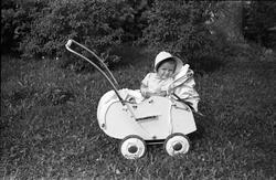 Kari Hovengen, vel ett år, på/i/ved/i barnevogn. Serie på 9 