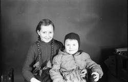 Portrett av jente og en smågutt. Ingen av de to er identifis