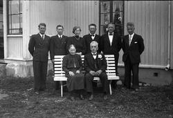 Klara og Otto Tønsberg (sitter foran) og deres barn fotograf