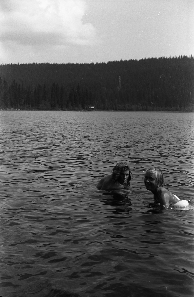 To jenter som bader. Trolig Sigrun Røisli til høyre, den andre ikke identifisert.