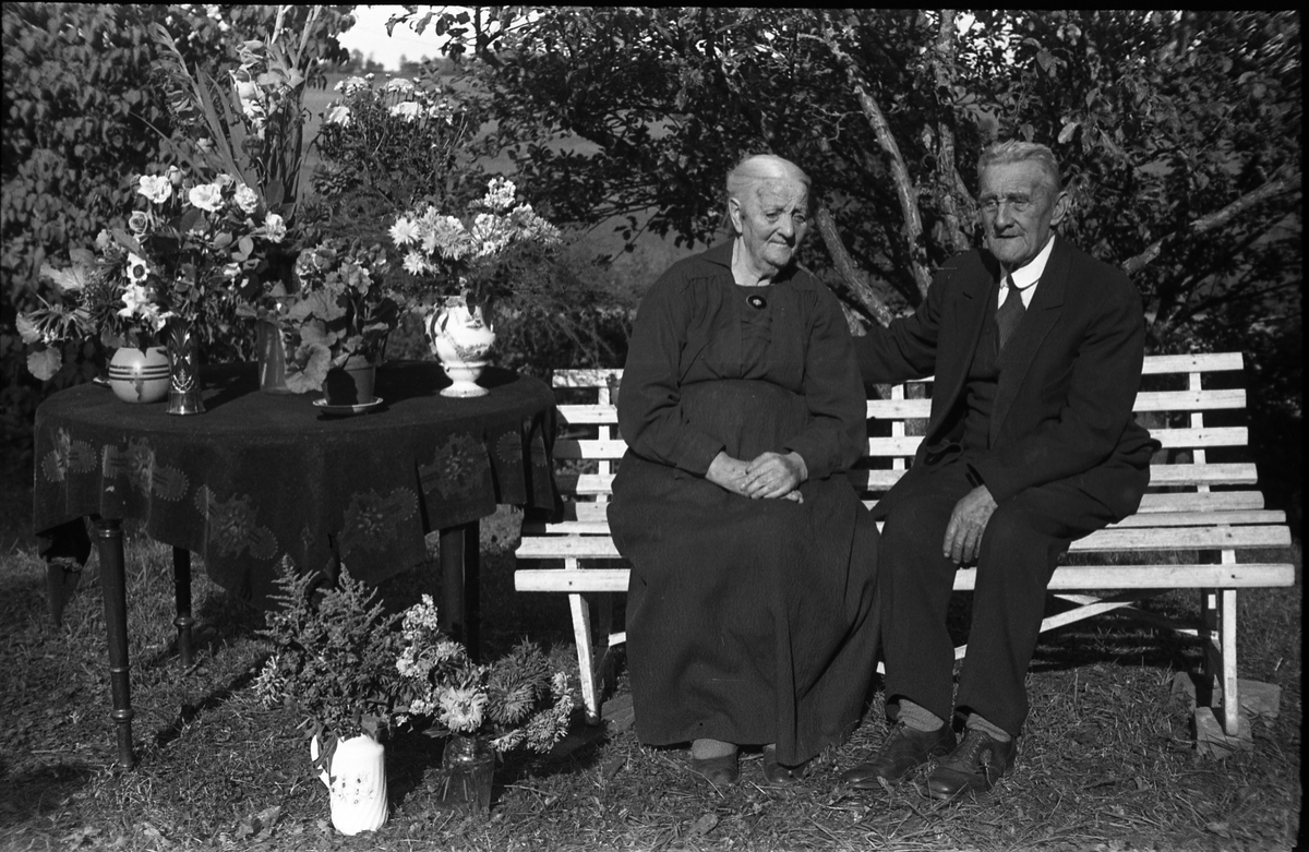 Portrett av ekteparet Dorte (Hermansdatter) og Mads Grønli. Fire bilder som trolig er tatt i forbindelse med Dortes 90-års jubileum.