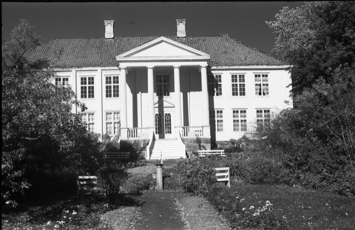 Bygninger på gården Rogneby i Østre Toten. Serie på 12 bilder, hovedsaklig av hovedbygningen.