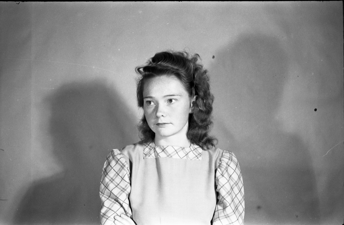 Portrett av to uidentifiserte kvinner. Serie på åtte bilder med de to sammen på bildene fem til åtte, ellers hver for seg.