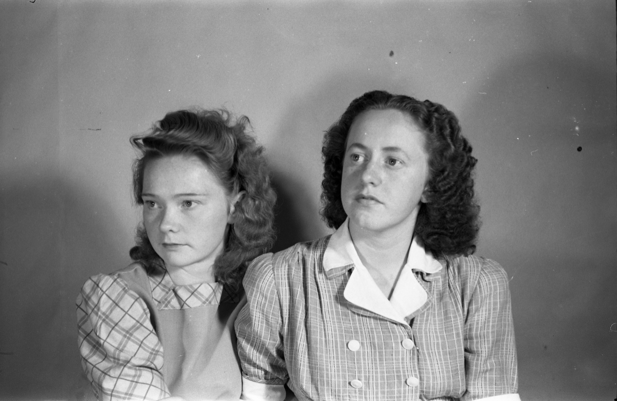 Portrett av to uidentifiserte kvinner. Serie på åtte bilder med de to sammen på bildene fem til åtte, ellers hver for seg.