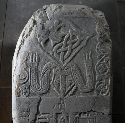 Gravstein fra middelalderen; den har ligget på graven til biskop Herman, noe vi ser blant annet fordi det er hogget ut relieff av en bispehatt på steinen. (Foto/Photo)