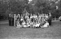 En gruppe personer, trolig i hagen på gården Lunna i Østre T