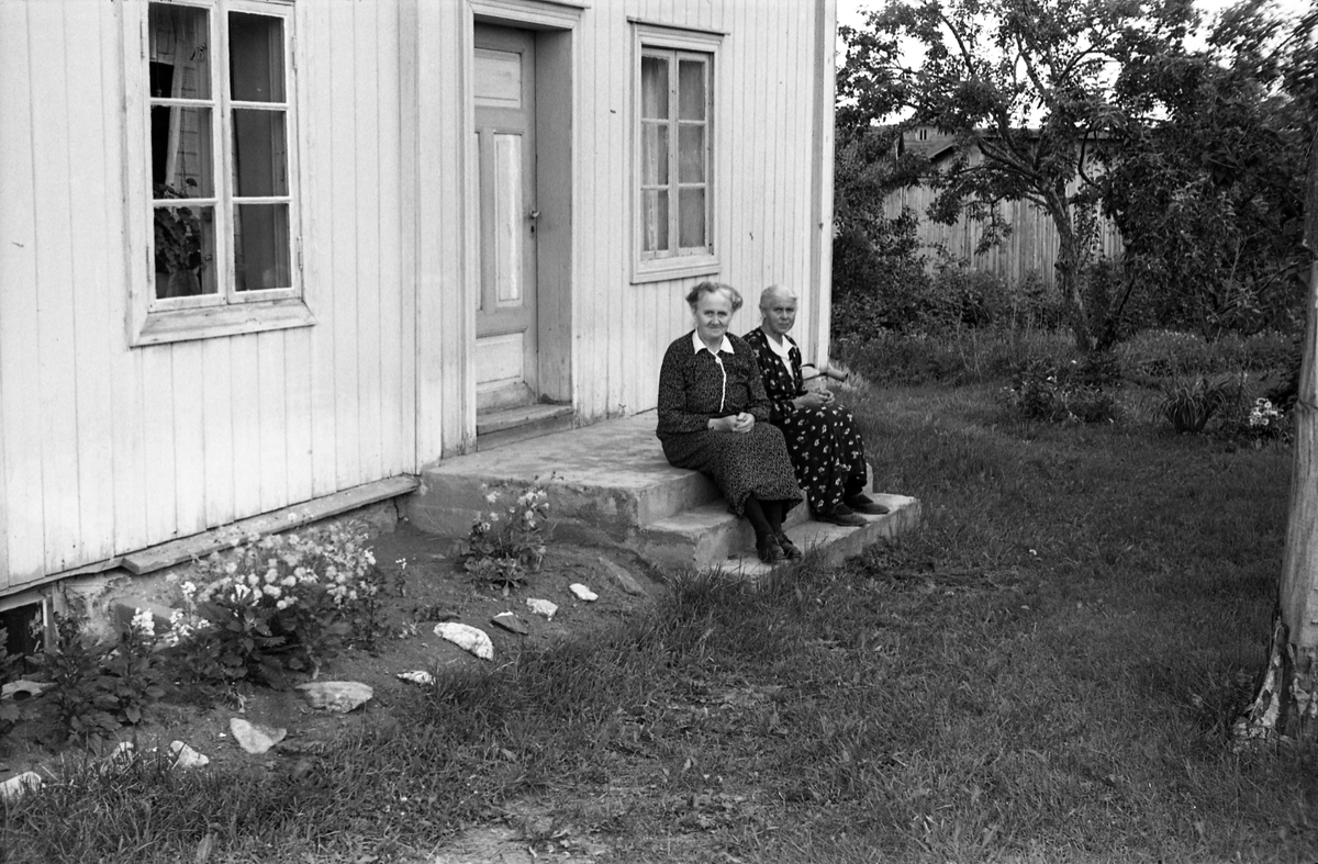 Engeli på Kraby, Østre Toten. Serie på sju bilder. Det første bildet viser våningshuset, likeledes bilde to til fem, men her med to eldre kvinner ved huset. Den ene er Olga Engeli, alene på bildene seks og sju. På bildene to til fem sammen med en annen gammel kvinne som trolig er mora Thea Engeli.