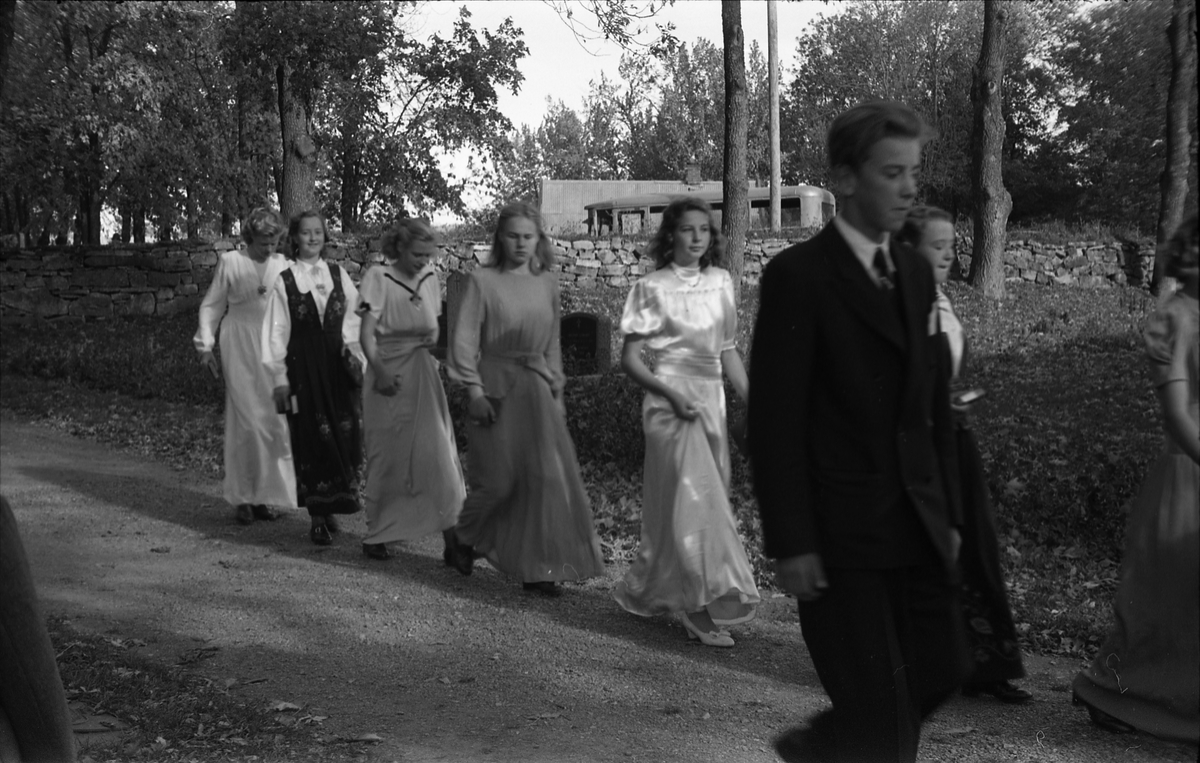 Konfirmanter i prosesjon fra Hoff Kommunelokale til Hoff kirke høsten 1948. Seks bilder.