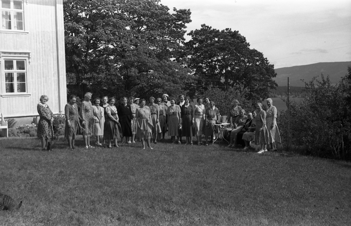 Fem bilder av en gruppe kvinner foran våningshuset og i hagen på gården Kraby østre i Østre Toten. Anledningen er muligens Borghild Nøklebys 60 års jubileum. På bilde nr. 4 står hun som nummer tre fra venstre. Til høyre for henne står nærmest mora Othilie og søstera Nora. Som nummer ni fra venstre søsteraMargit, og til høyre for henne den fjerde av søstrene, Olaug.