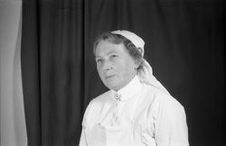 Portrett av uidentifisert kvinne i sykepleieruniform.
