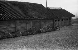 Uthus ved Realskolen på Kraby, Ø.Toten, med sykler parkert i