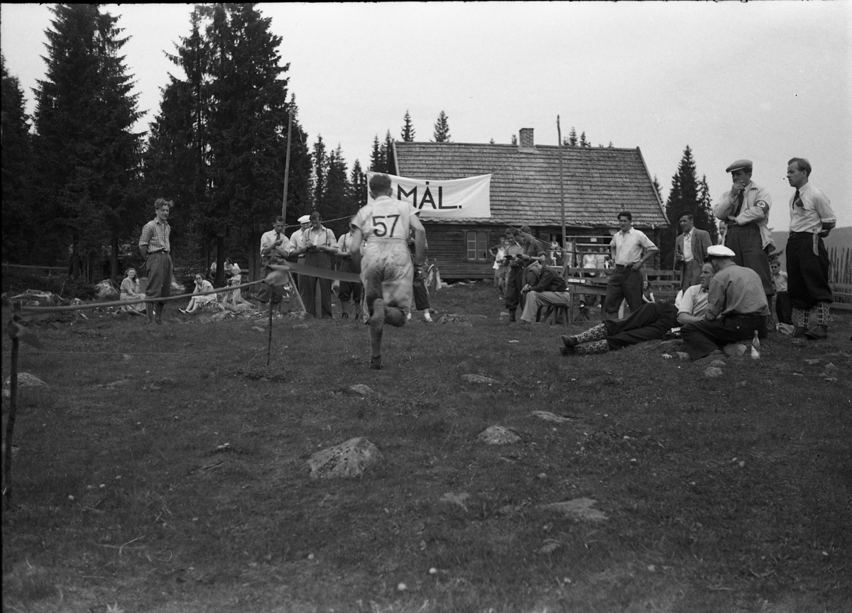 Nasjonalt orienteringsløp i regi av Toten-Troll, Totenåsen 4.juni 1950. Starten gikk ved Brennsætra/Nygard, mens innkomsten var ved Smedsætra. Serie på 20 bilder, noen fra start- og målområdet, noen ute fra løypa.