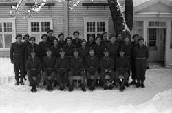 En gruppe befal, vesentlig fenriker, foran messa ved Hærens 