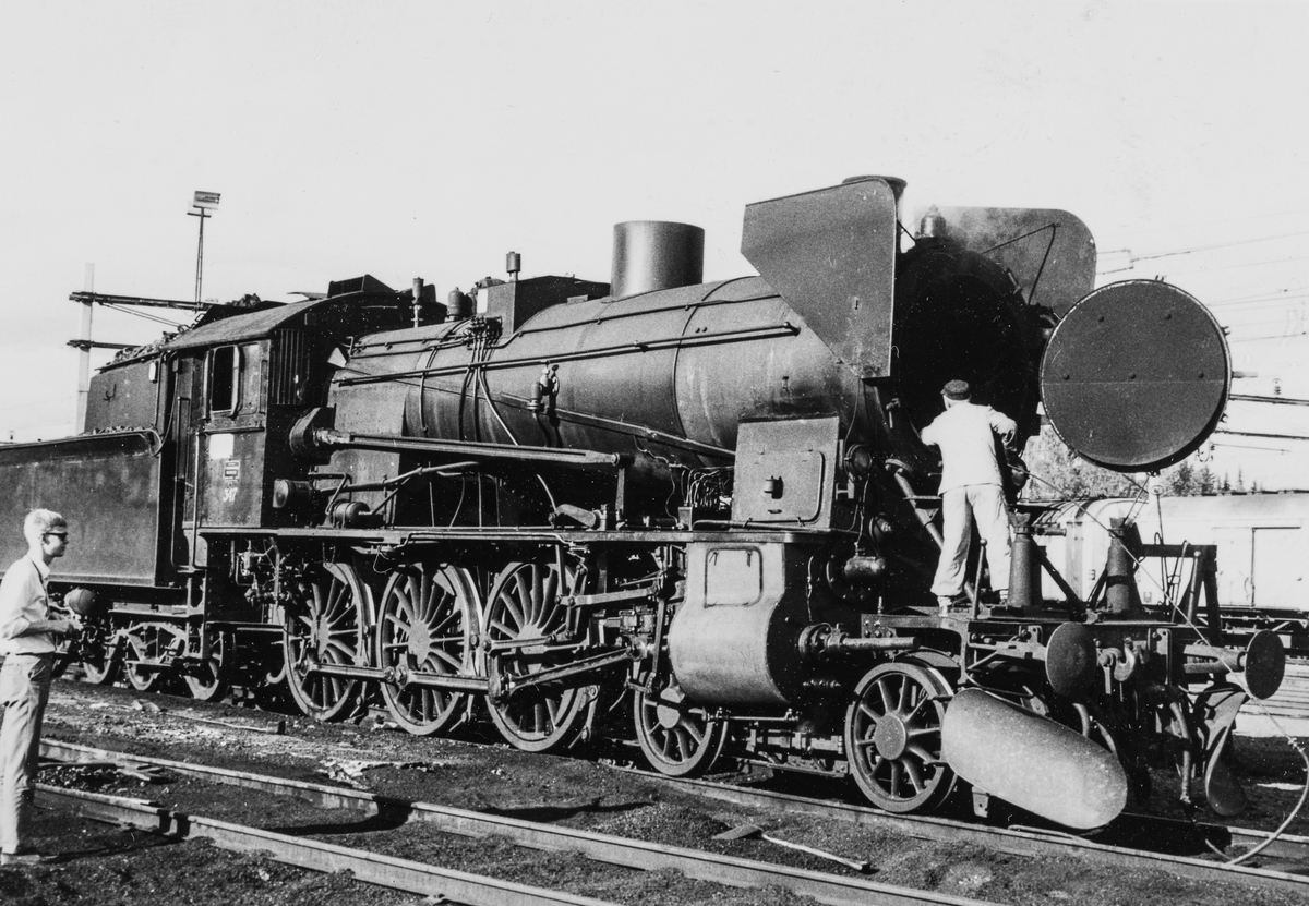 Damplokomotiv type 30b 347 på Eina stasjon.