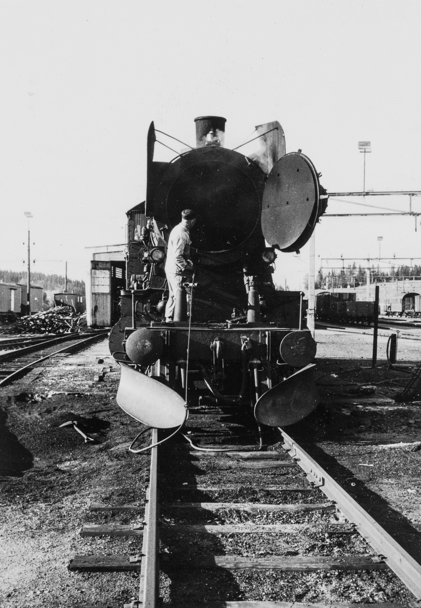 Damplokomotiv type 30b 347 på Eina stasjon.