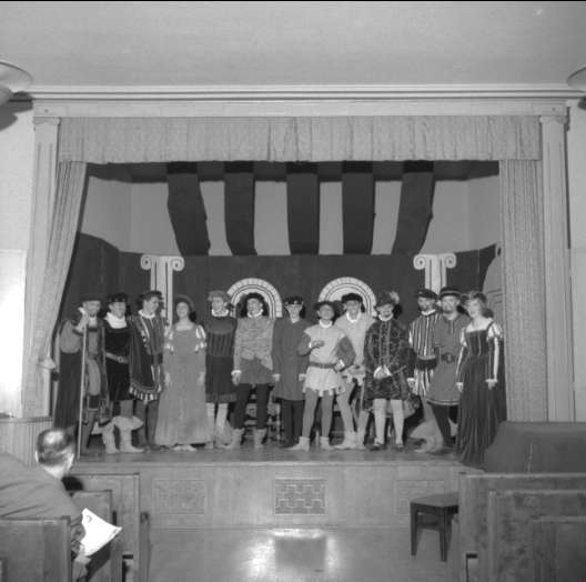 Karlsborg. Fotografier från teateruppsättningen av "Så tuktas en argbigga", 1958. Endast neg finns.