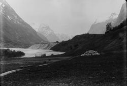 Landskap, elvebrudd på Gikling. Gården Røhjell i bakgrunnen.