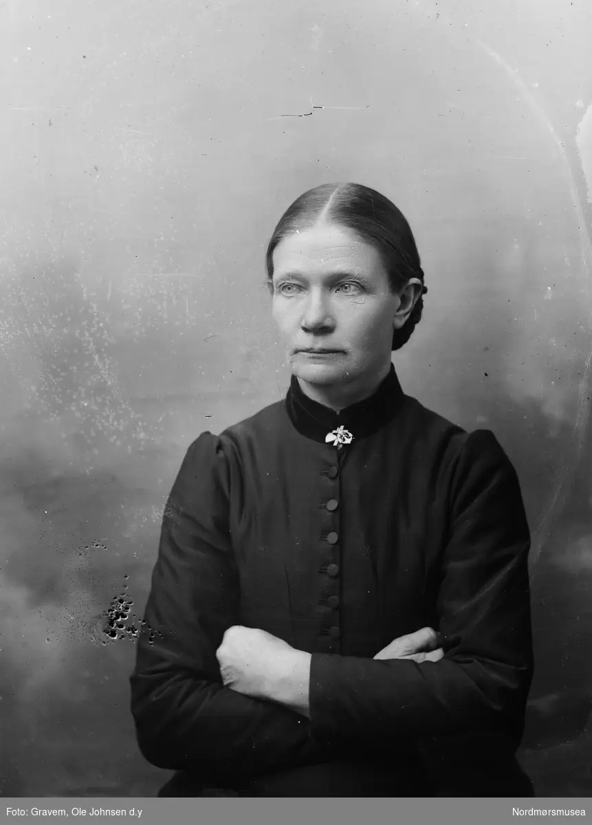 Marit Larsdtr. Bjørbekk, gift Gravem. Gift med Jon Jons. Gravem og de var gardbrukere i Østu på Gikling 1885 - 1923. Svigerinne til fotograf Gravem d. y