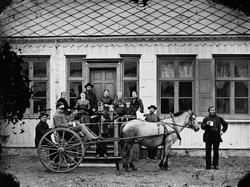 Foto av hest og kjerre foran trappen til Elverhøy på Grøa i 