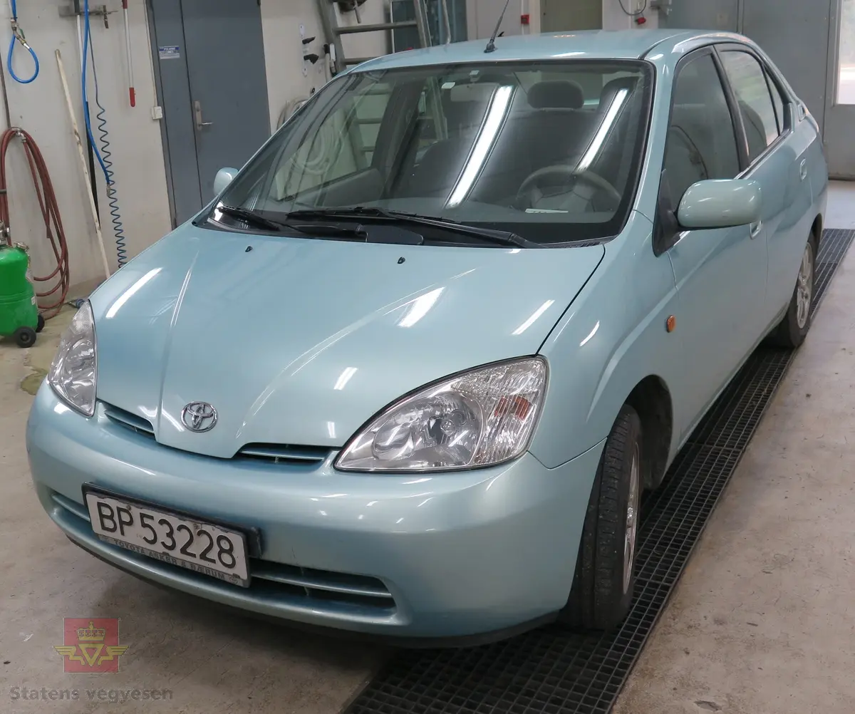 Hybrid, elektrisk/bensin drevet personbil med framhjulstrekk. 2-akslet. Den er en 4-seters sedan med 1,5-liters bensin- (58 hk) og 288 V elmotor (40 hk). Den hadde trinnløst gir (automat). Lys blå utvendig og grå innvendig. Sommerhjul(originale Toyota lettmetall felger) og vinterhjul (uoriginale felger på vinterhjul). Kilometerstand ca. 170.000 km.
Lite rust på karosseri (hull under venstre forskjerm), noe overflaterust på hjuloppheng. Interiør i god stand og lite slitt.  Har originalt hybridbatteri. En liten bulk under støtfanger bak.
OBDII leser montert bak rattet,