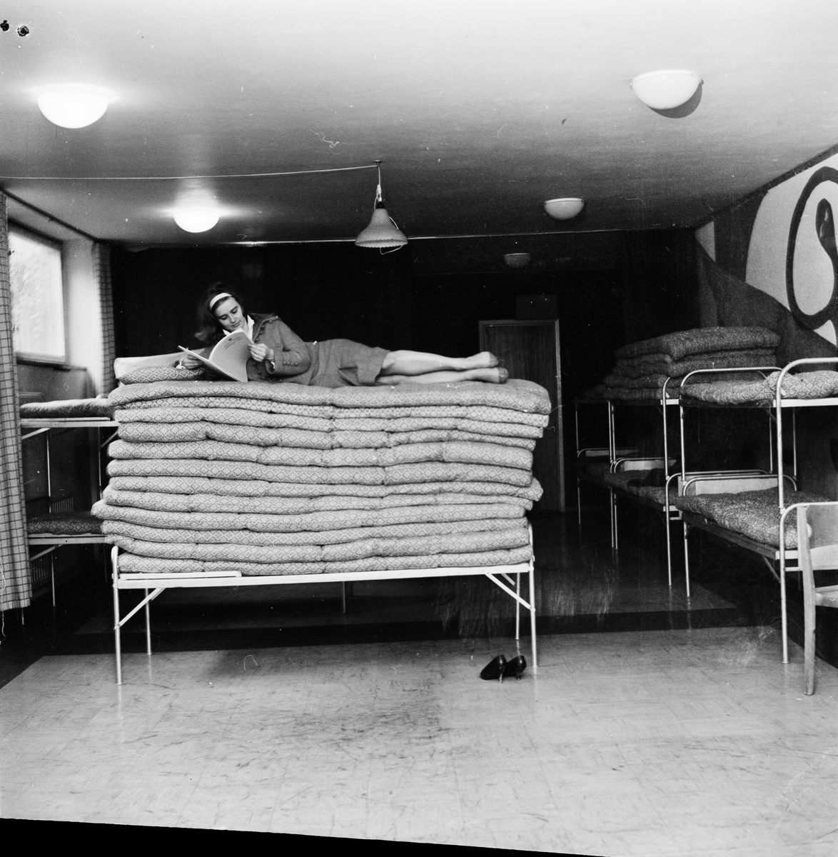 Studenten Iréne Lundmark från Arvidsjaur testar madrasser på Uppsala Studentkårs nödförläggning i  "Arkens" TV-källare, Nykterhetsvännernas studenthem, Sturegatan 12