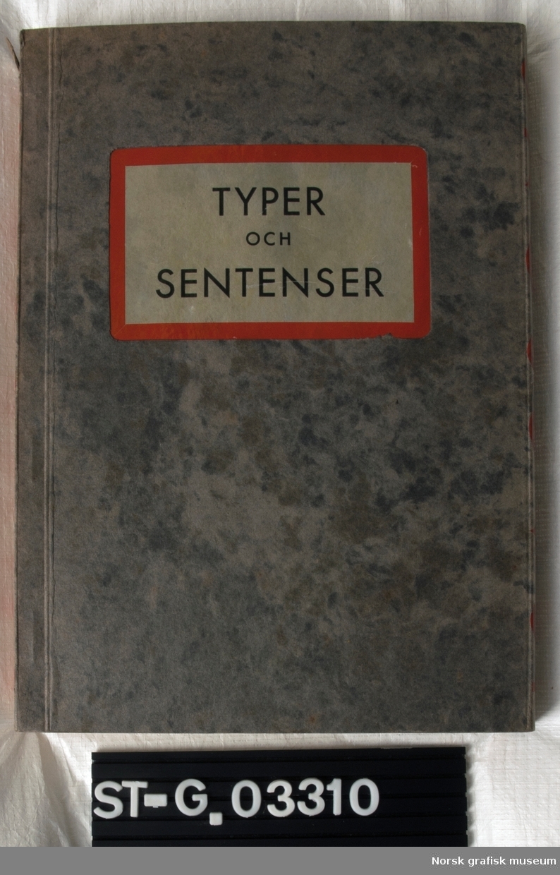 Katalog med stilprøver/ skriftprøver, samt noen border og symboler. 

Innledning av boktrykker Oscar L. Isacson, Göteborg, 1937.