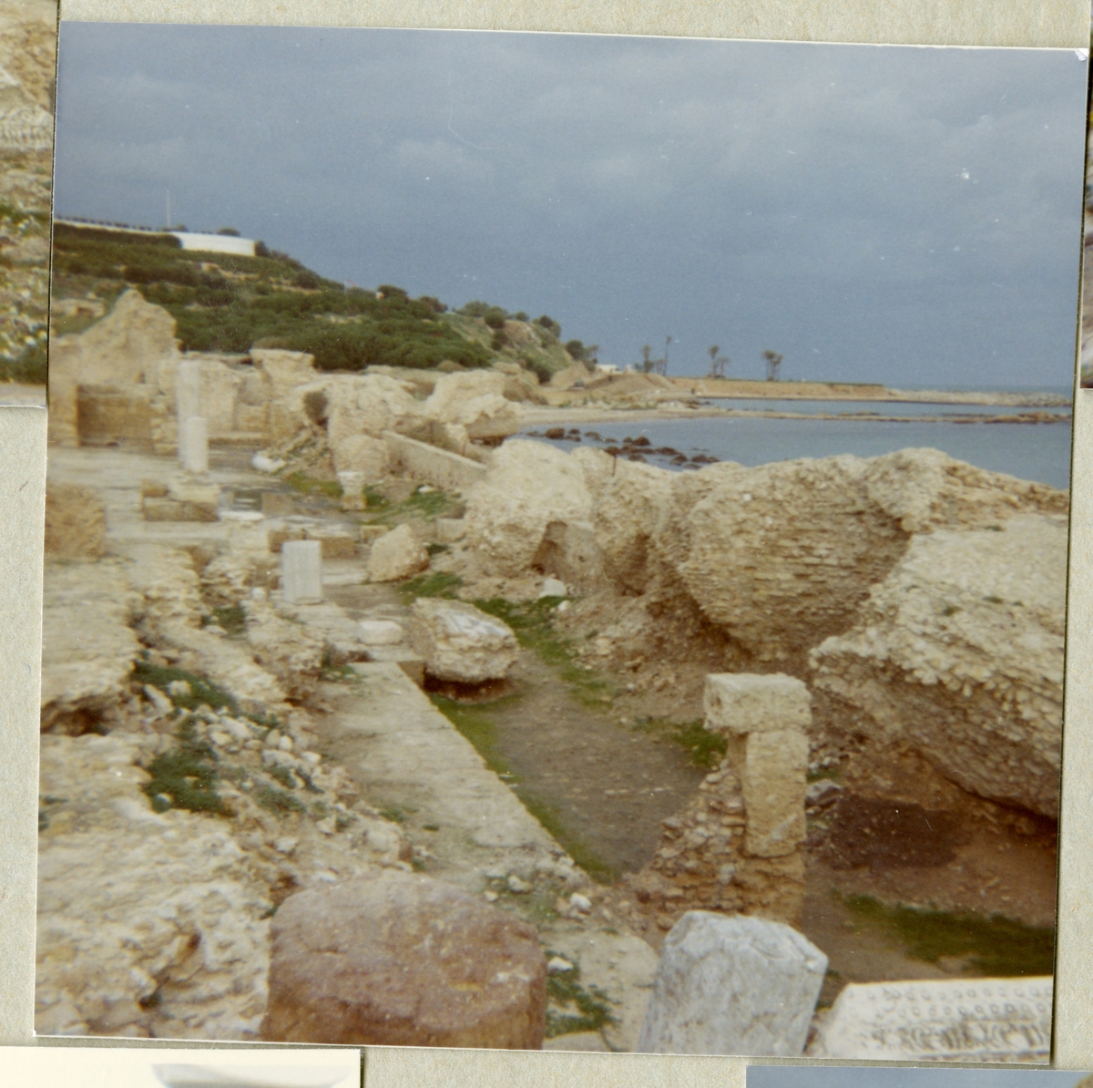 Bilden föreställer runinerna av Karthago och är tagen i samband med minfartyget Älvsnabbens långresa 1966-1967.