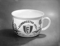 En potte med inskripsjonen: Freidig, klubbmester 1952