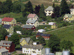 Enen gård til høyre i bilde..Fuglset, Esso.