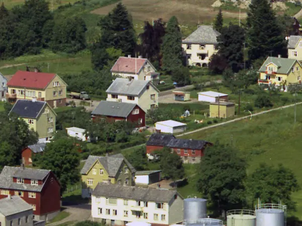 Enen gård til høyre i bilde..Fuglset, Esso.