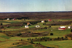 Med tidligere bedehuset, hvit hus midt på bildet til venstre