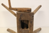 Potetkvern i tre. Kverna står på 4 bein av eik. Den er laget av hel ved. Skrue/Tregjenger/Kall inni hulrommet, påmontert ei sveiv på utsiden.