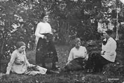 Gudrun Skaret (sittende), Bergljot Viggen (sittende), Mimmi 