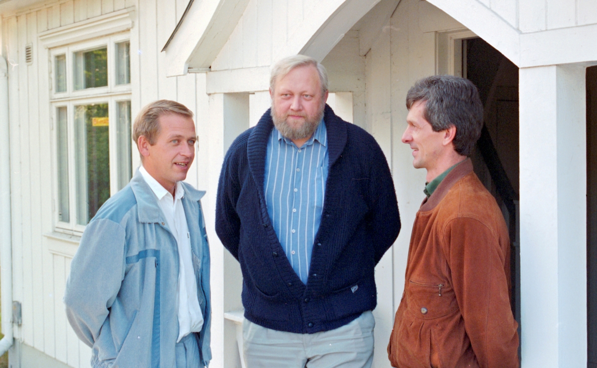 Portrett av Sehakat Dragusa og Leutrim (barn).
Gruppebilde av Sehakat Dragusa og Leutrim sammen med Hans Petter Nyquist og Jan Svendsen fra Arbeiderpartiet.