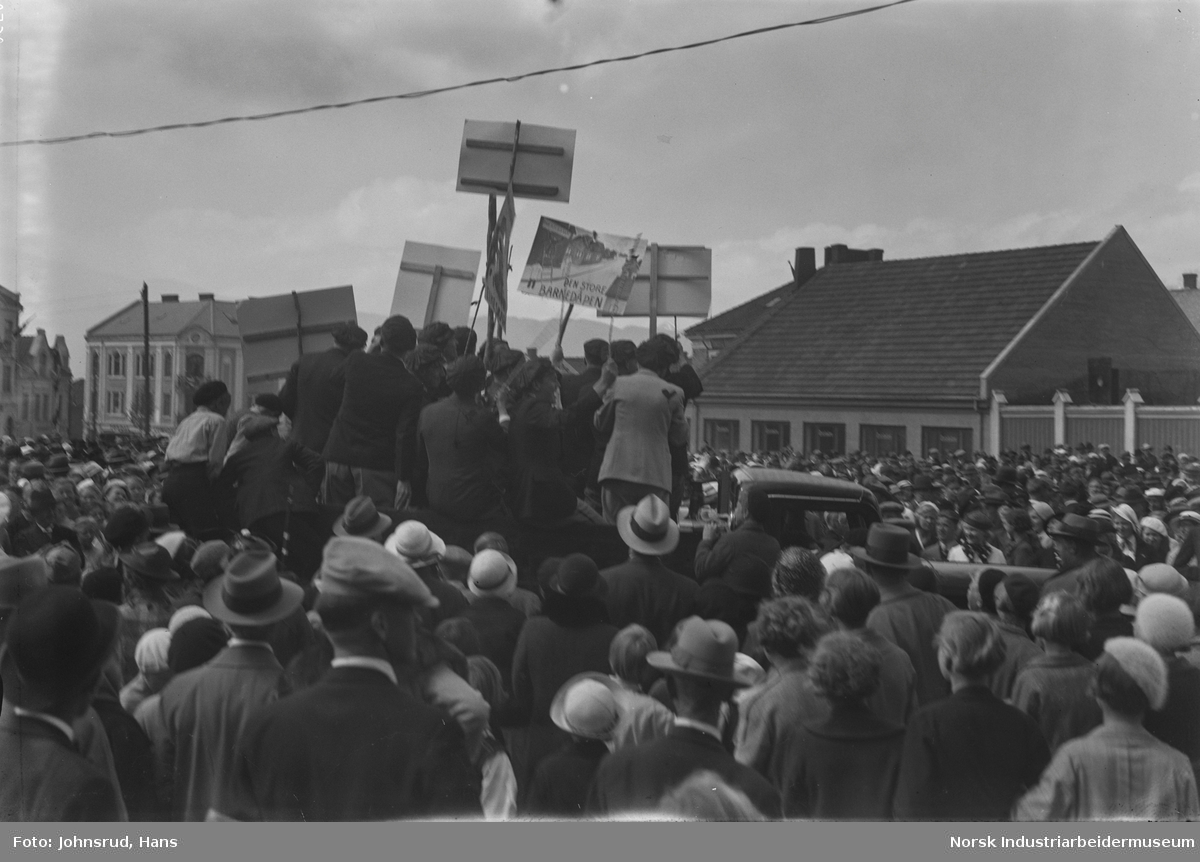 17. mai 1935. Russ på lastebil med plakater. Folkemengde på torget.
