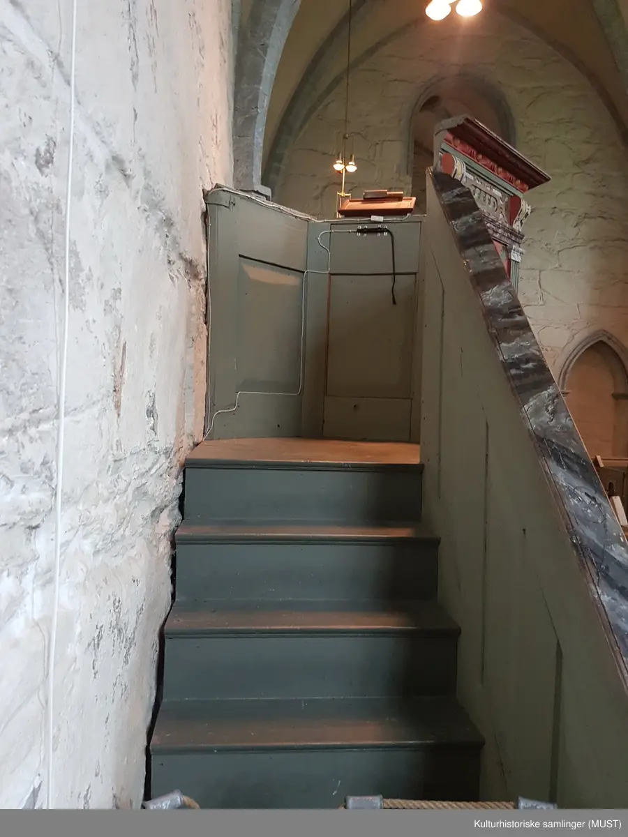 Bemalte felt med billedlige fremstillinger av disiplene (fra venstre) Matheus, Marcus, Lucas og Johannes.