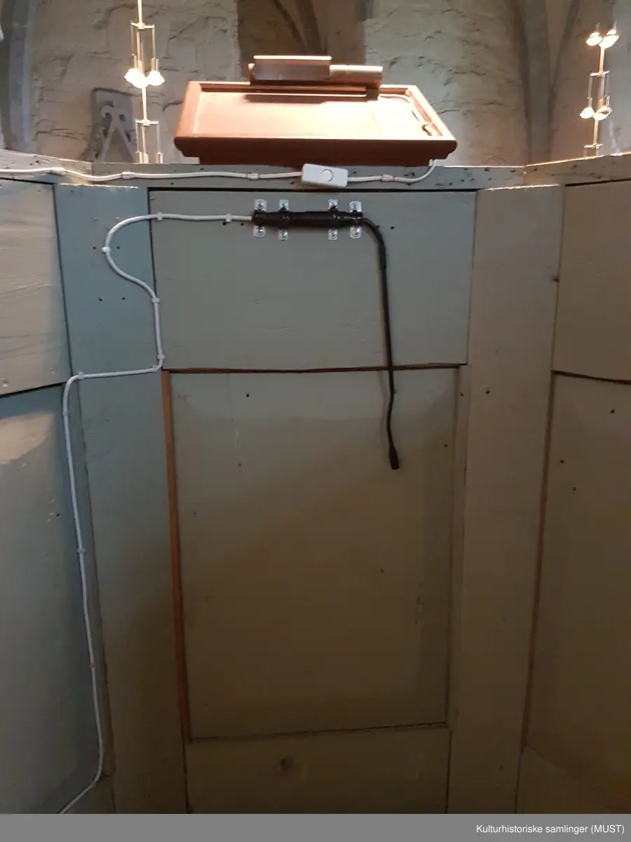 Bemalte felt med billedlige fremstillinger av disiplene (fra venstre) Matheus, Marcus, Lucas og Johannes.