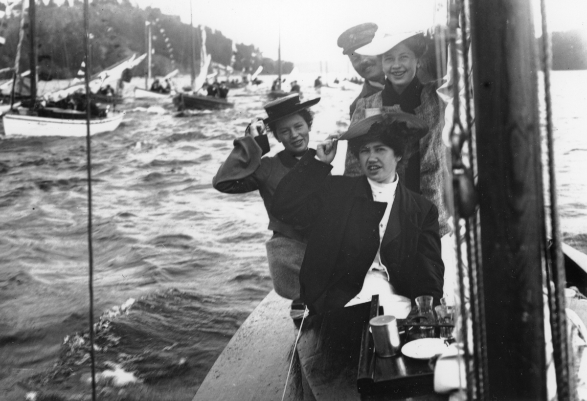 Fotosamlingen består av ca 100 glasnegativ och ett flertal kopior från 1900- till 1920-talet. Birger Gustafsson (1874-1964) var ordförande i Stockholms segelsällskap (SSS) i omgångar under hela första halvan av 1900-talet. Fotografierna är av privat karaktär och skildrar Gustafsson och hustrun Ingeborg "Bojan" Gustafsson som tillsammans med vänner, däribland Einar Sjögren, sedemera sällskapets ledande båtkonstruktör,  seglade runt på Mälaren.