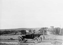 Personer på biltur - Løkken, Kvikneskogen