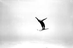 Lillehammerrennet 1933. Arne Rustadstuen i hopp.