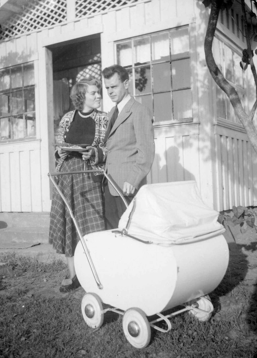 Aslaug og Gunnar Berge med barn i barnevogn. Familiebilder fra 1951. 1951 modell barnevogn.