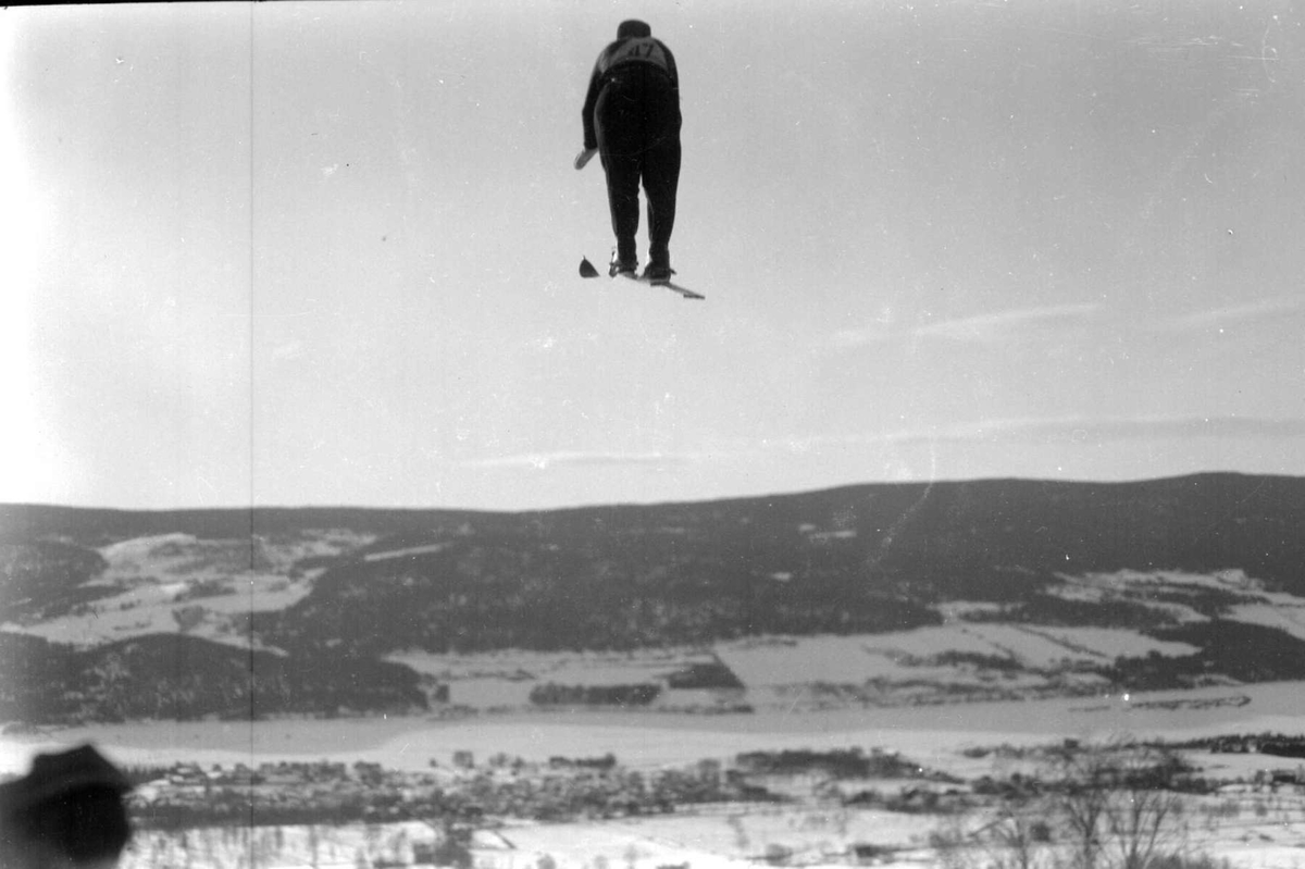 Hovedlandsrennet på Lillehammer i 1927. Hoppere i svevet.