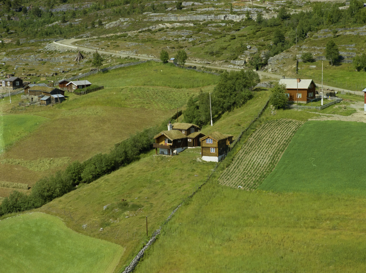 Sør-Fron, Hundorp. Bygninger rett nedenfor Vaet, med bruksnavn øvre Korstadløkken. Små tømmerbygninger med torvtak.