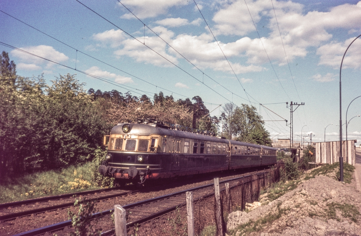 Sørlandsekspressen fra Oslo V til Kristiansand ved Lysaker. Motorvogn type 66.