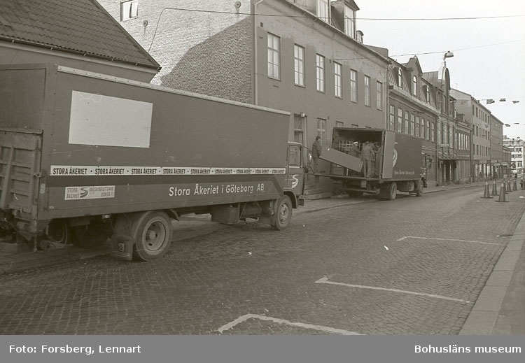Enligt medföljande text: "Bohusläns museum 1981-1984. Flytt från gamla till nya museet".